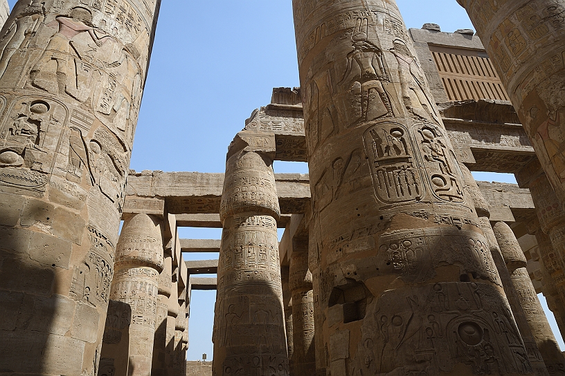 36 MAK_6144.jpg - ...che richiamano la pianta del papiro che simboleggiano fertilità e rigenerazione; i capitelli sono rappresentati col fiore chiuso...